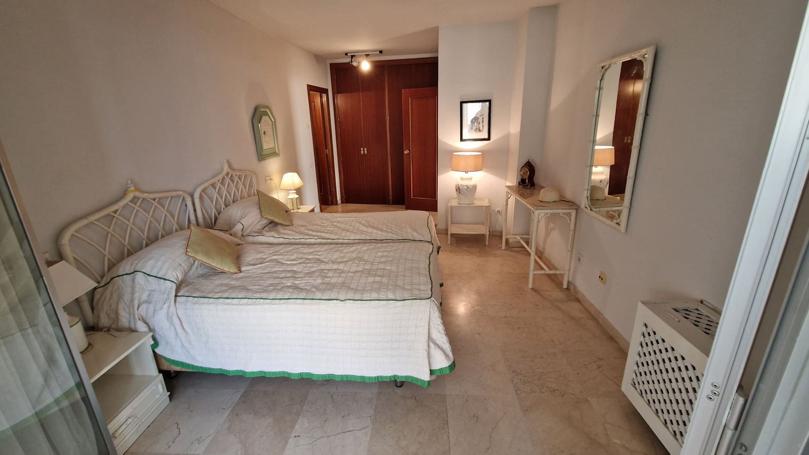 Apartamento de 2 habitaciones en Estepona en venta con piscina - 445.000 € (Ref: 9447048)