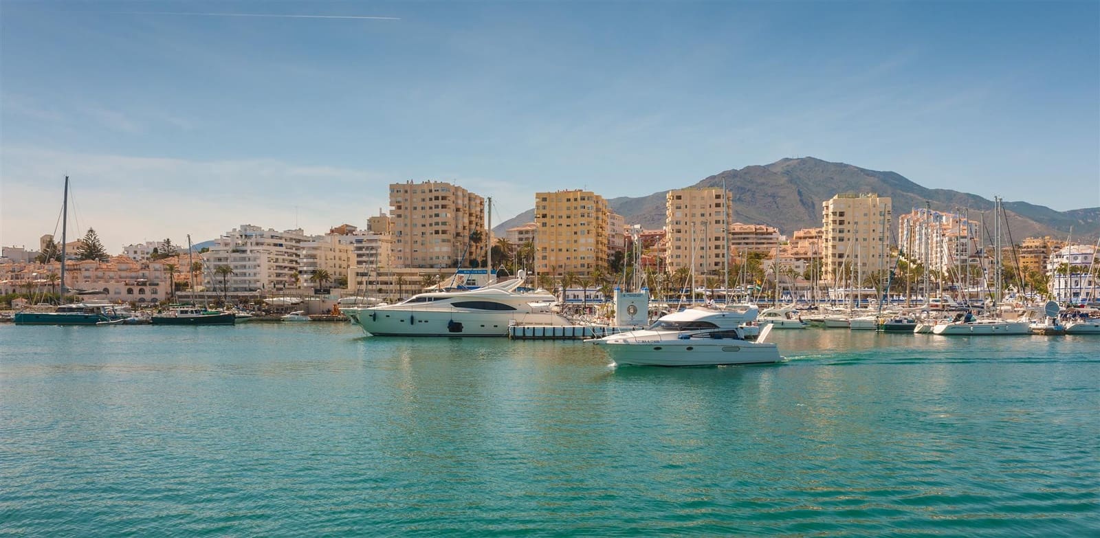 Apartamento de 2 habitaciones en Estepona en venta con piscina - 445.000 € (Ref: 9447048)