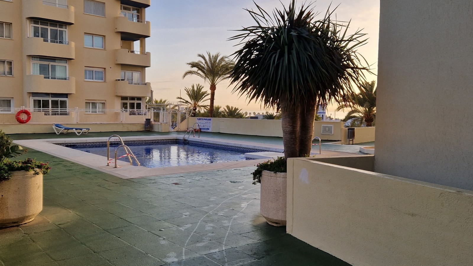 Apartamento de 2 habitaciones en Estepona en venta con piscina - 445.000 € (Ref: 9447048)
