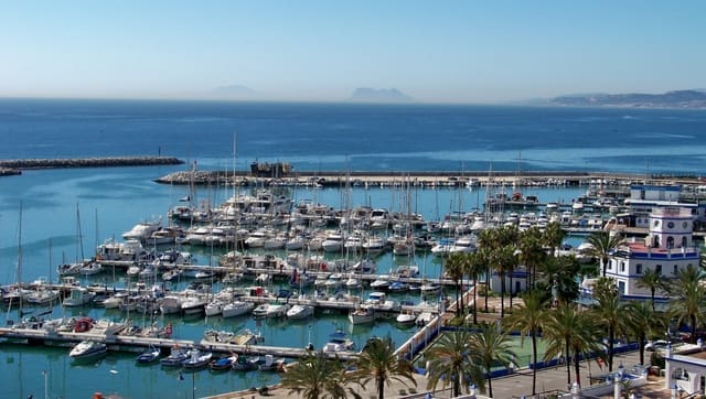 Apartamento de 2 habitaciones en Estepona en venta con piscina - 445.000 € (Ref: 9447048)