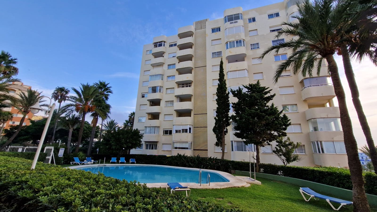 Apartamento de 2 habitaciones en Estepona en venta con piscina - 445.000 € (Ref: 9447048)