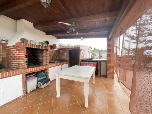 2 slaapkamer Finca/Landhuis te koop in Estepona met zwembad garage - € 1.600.000 (Ref: 9474583)