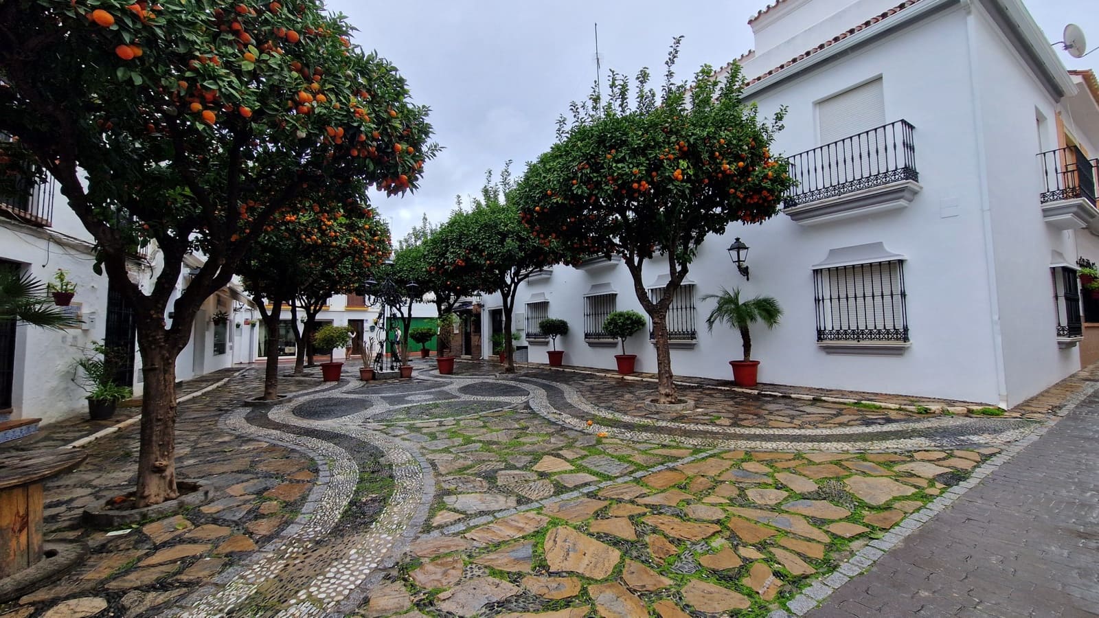 2 bedroom Apartment for sale in Estepona - € 299,000 (Ref: 9585028)