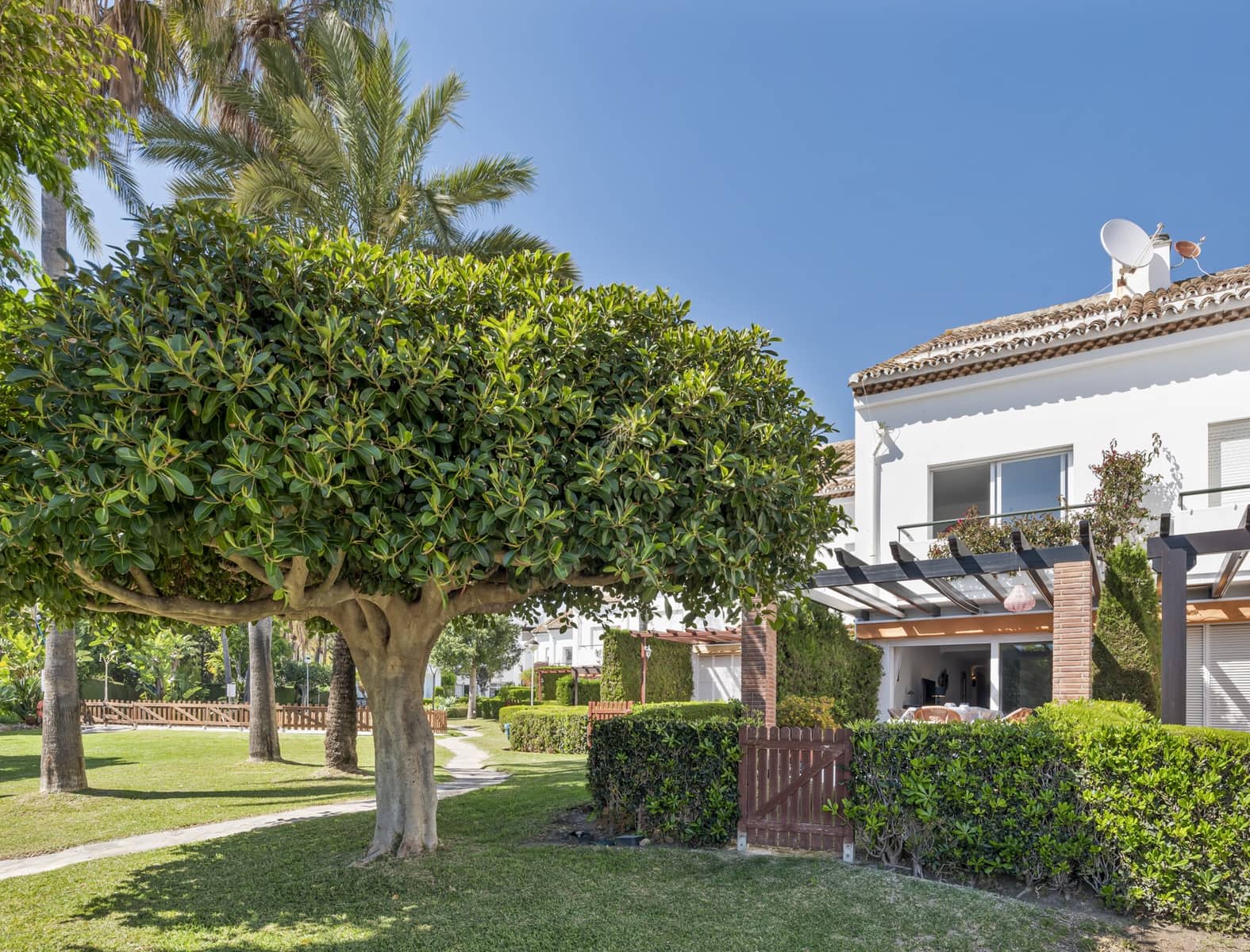 3 bedroom Townhouse for sale in Estepona with pool garage - € 619,000 (Ref: 9777251)