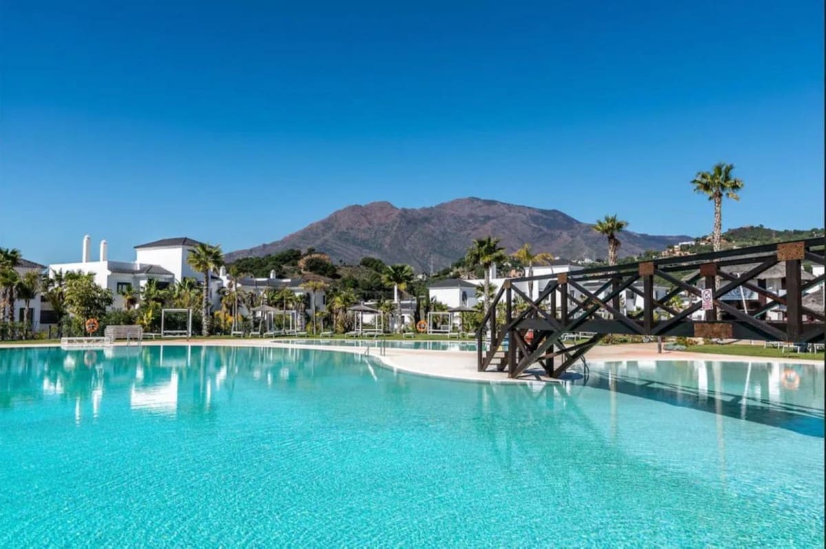2 soverom Leilighet til salgs i Estepona med svømmebasseng garasje - € 565 000 (Ref: 9789878)