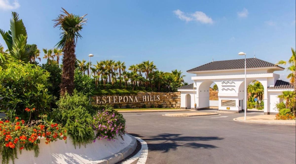 2 soverom Leilighet til salgs i Estepona med svømmebasseng garasje - € 565 000 (Ref: 9789878)