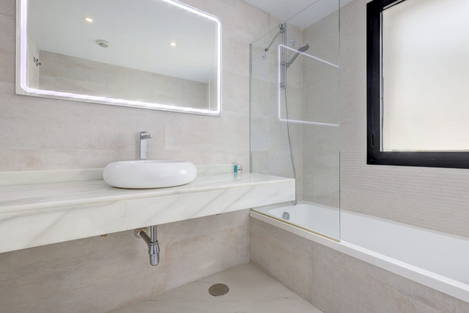 2 soverom Leilighet til salgs i Estepona med svømmebasseng garasje - € 565 000 (Ref: 9789878)