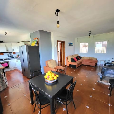 4 soverom Kjedet enebolig til salgs i Manilva Pueblo, Manilva med garasje - € 320 000 (Ref: 9793372)