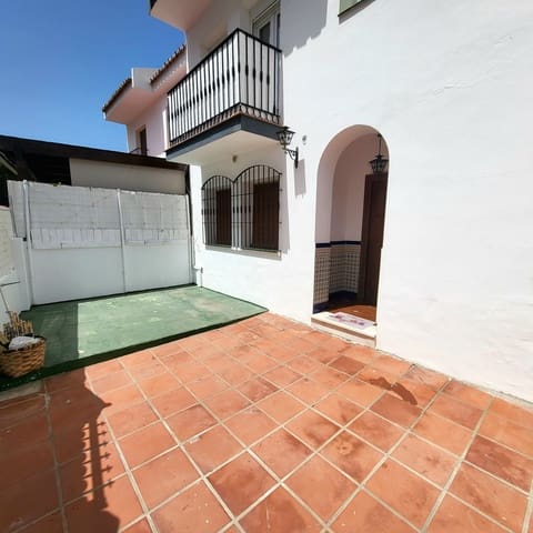 4 soverom Kjedet enebolig til salgs i Manilva Pueblo, Manilva med garasje - € 320 000 (Ref: 9793372)