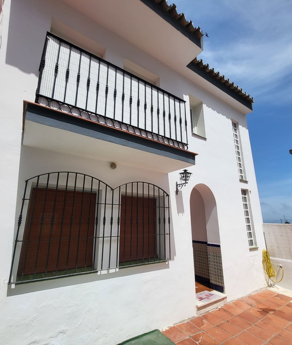 4 bedroom Semi-detached Villa for sale in Manilva with garage - € 320,000 (Ref: 9793372)