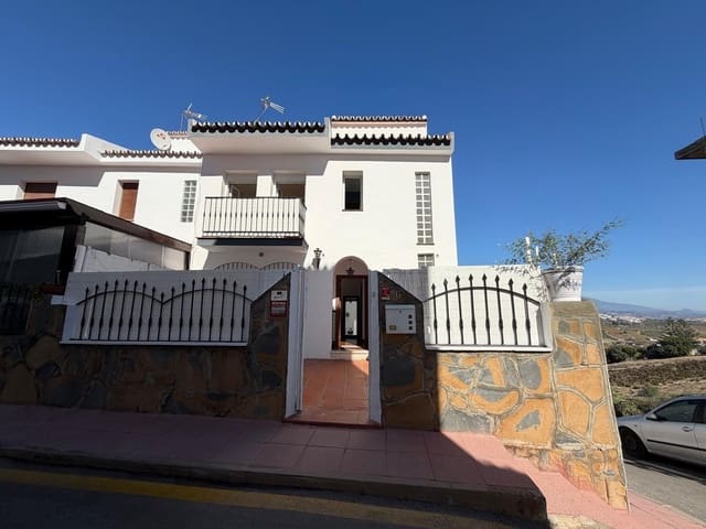 4 soverom Kjedet enebolig til salgs i Manilva Pueblo, Manilva med garasje - € 274 999 (Ref: 9793372)