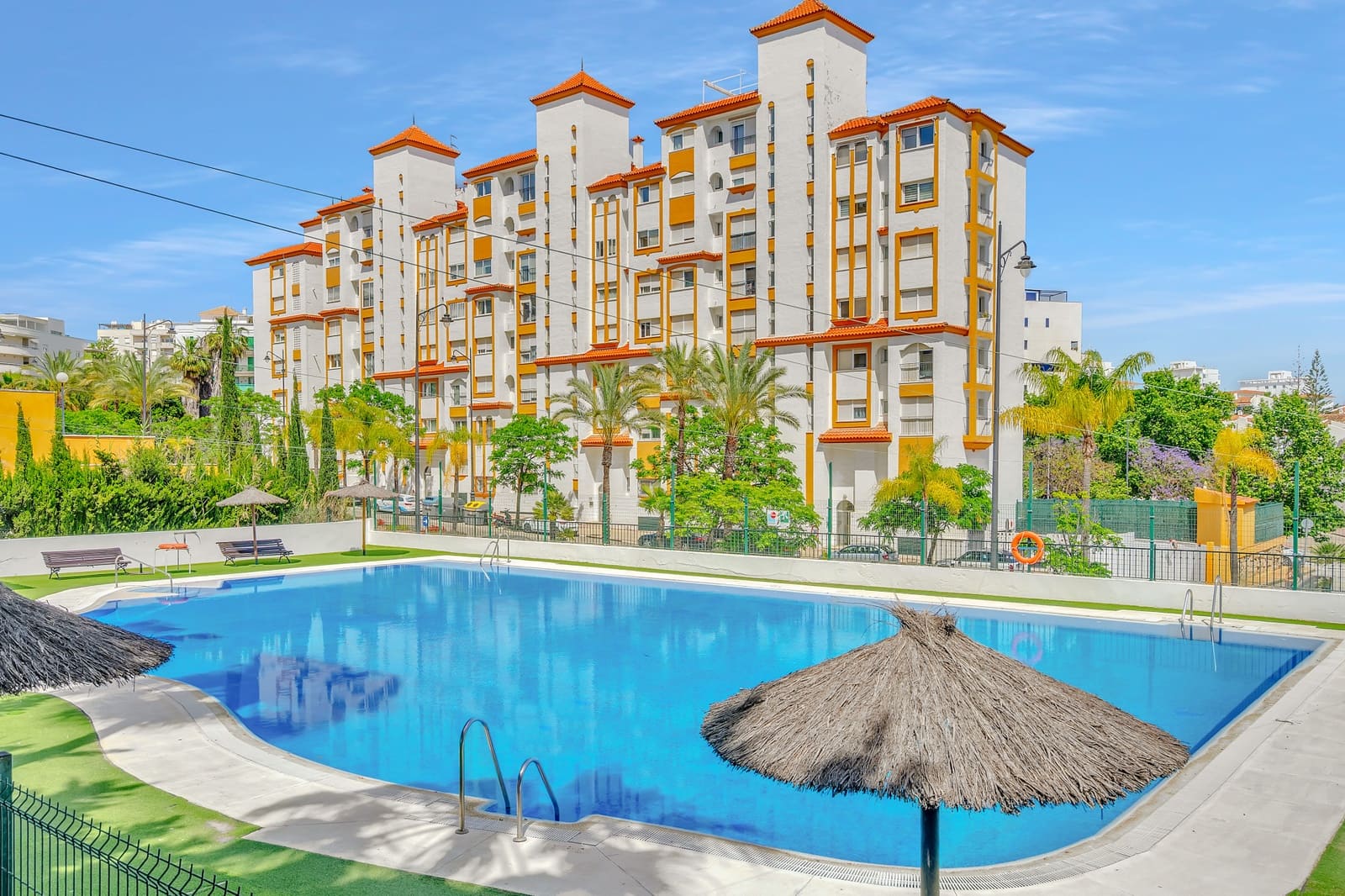 3 bedroom Penthouse for sale in Estepona with pool garage - € 549,000 (Ref: 9805266)