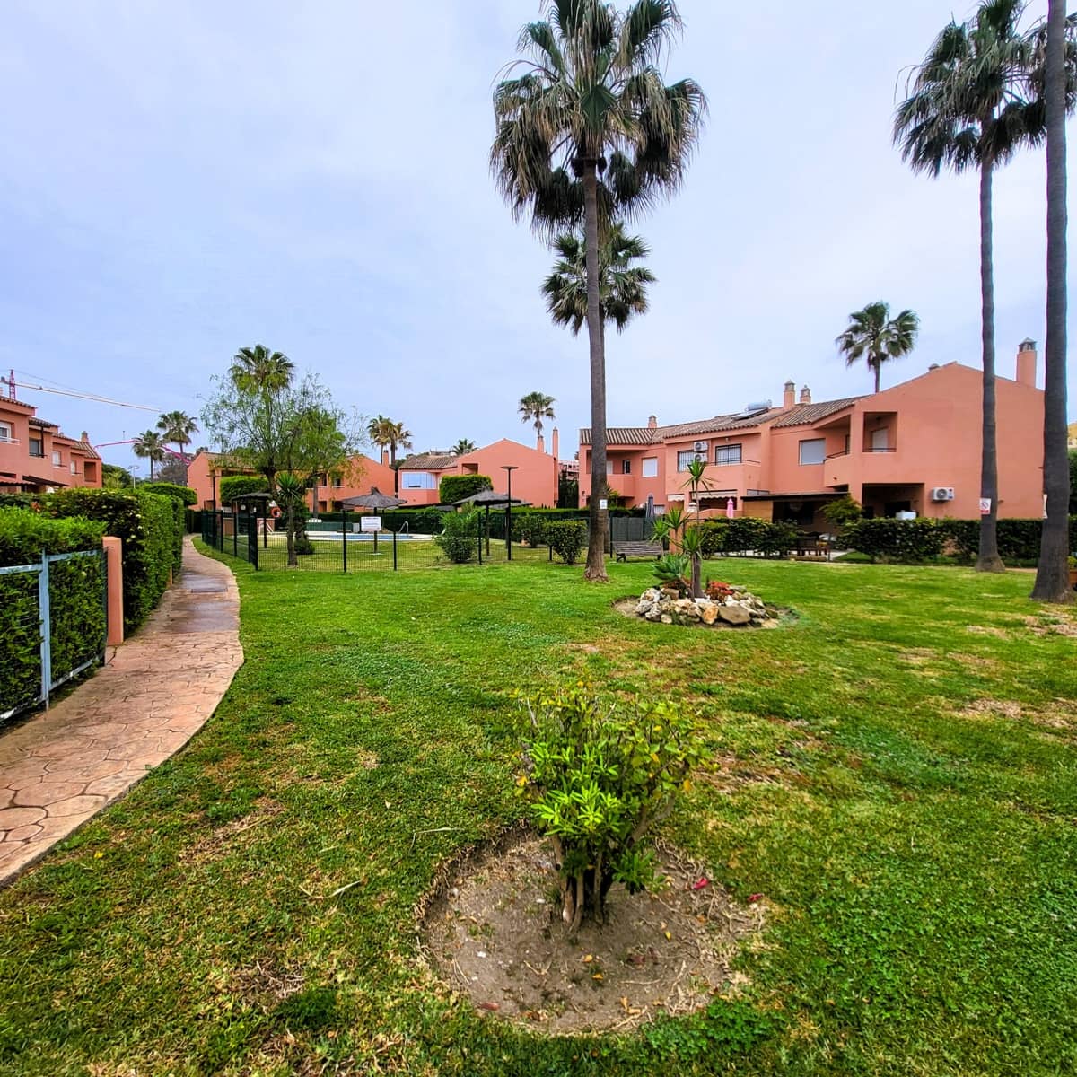 3 Zimmer Doppelhaus zu verkaufen in Manilva mit Pool Garage - 495.000 € (Ref: 9807471)