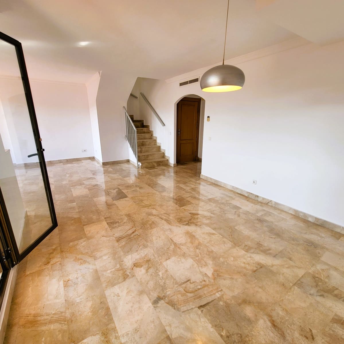 4 quarto Penthouse para venda em Estepona com piscina garagem - 455 000 € (Ref: 9863847)