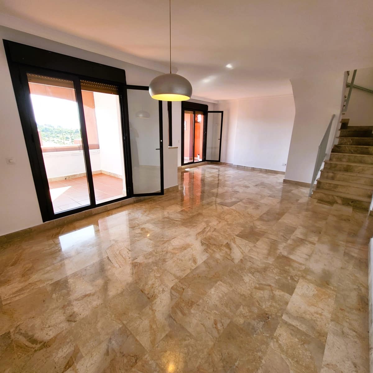 4 quarto Penthouse para venda em Estepona com piscina garagem - 455 000 € (Ref: 9863847)