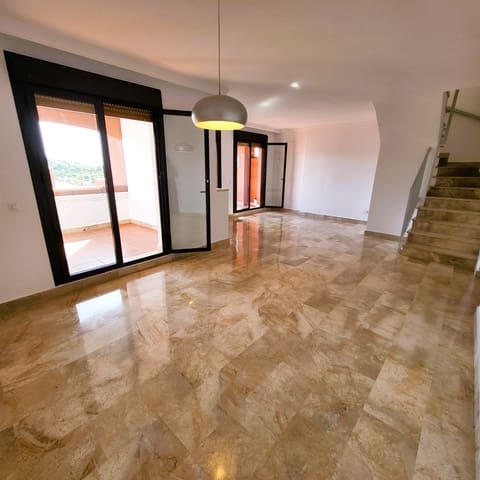 4 quarto Penthouse para venda em Estepona com piscina garagem - 455 000 € (Ref: 9863847)