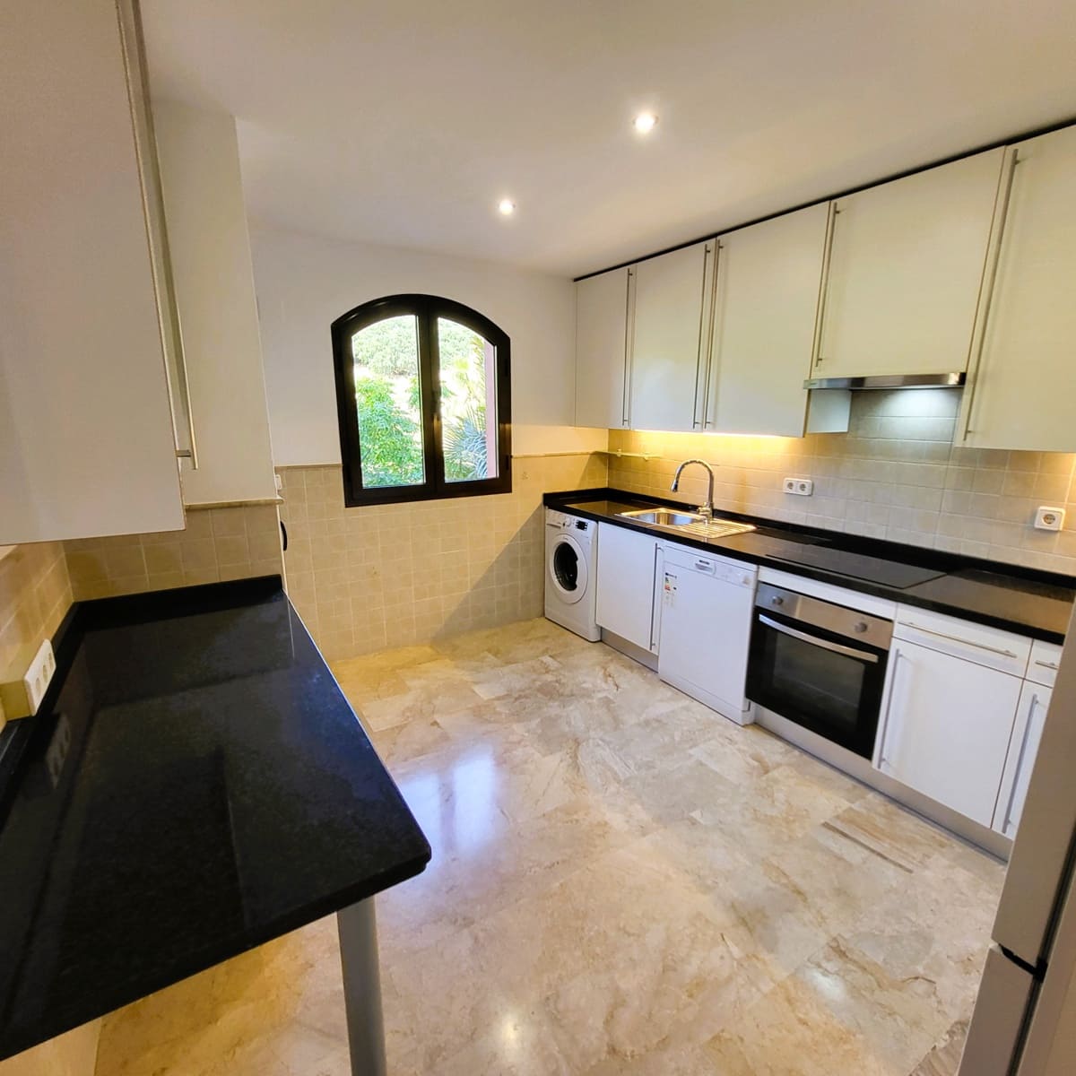 4 quarto Penthouse para venda em Estepona com piscina garagem - 455 000 € (Ref: 9863847)