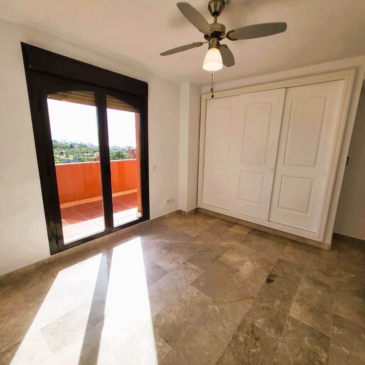 4 quarto Penthouse para venda em Estepona com piscina garagem - 455 000 € (Ref: 9863847)