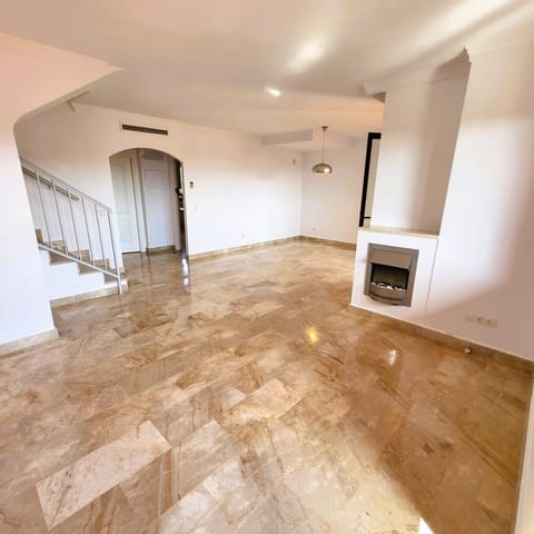4 quarto Penthouse para venda em Estepona com piscina garagem - 455 000 € (Ref: 9863847)
