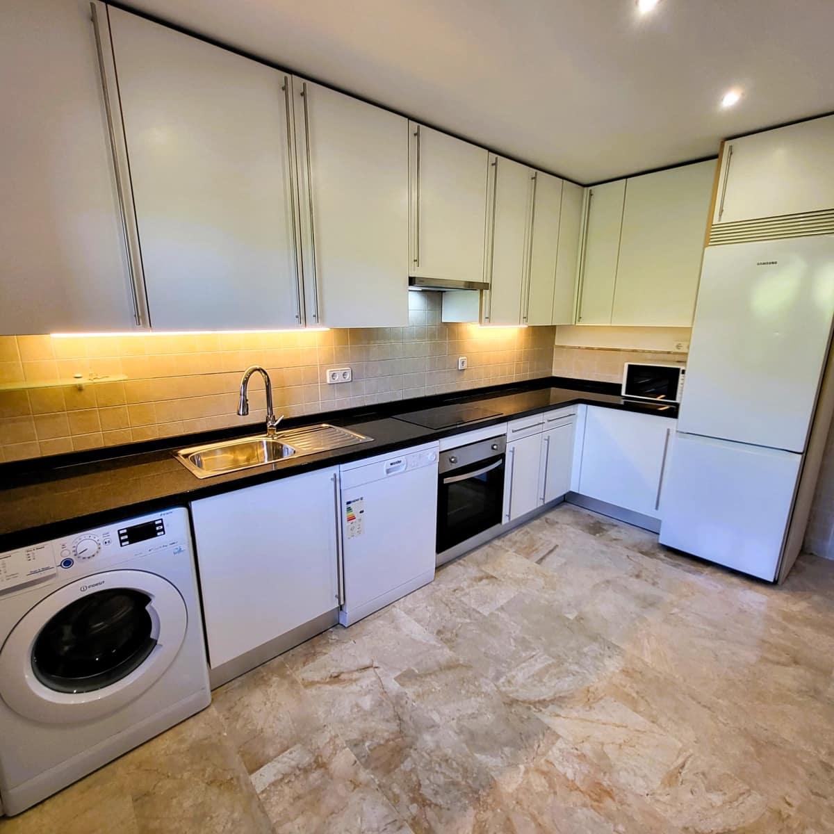 4 quarto Penthouse para venda em Estepona com piscina garagem - 455 000 € (Ref: 9863847)