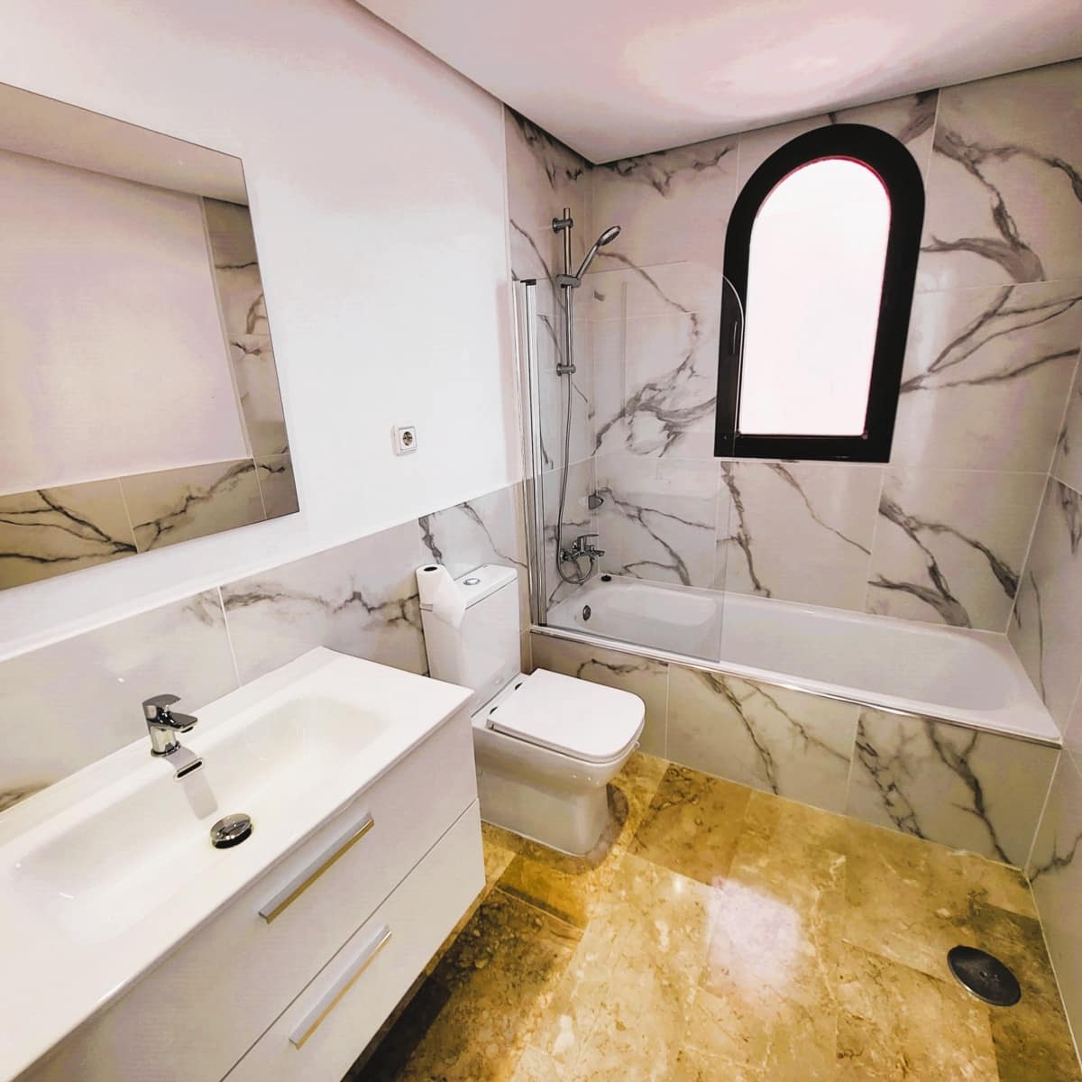 4 quarto Penthouse para venda em Estepona com piscina garagem - 455 000 € (Ref: 9863847)