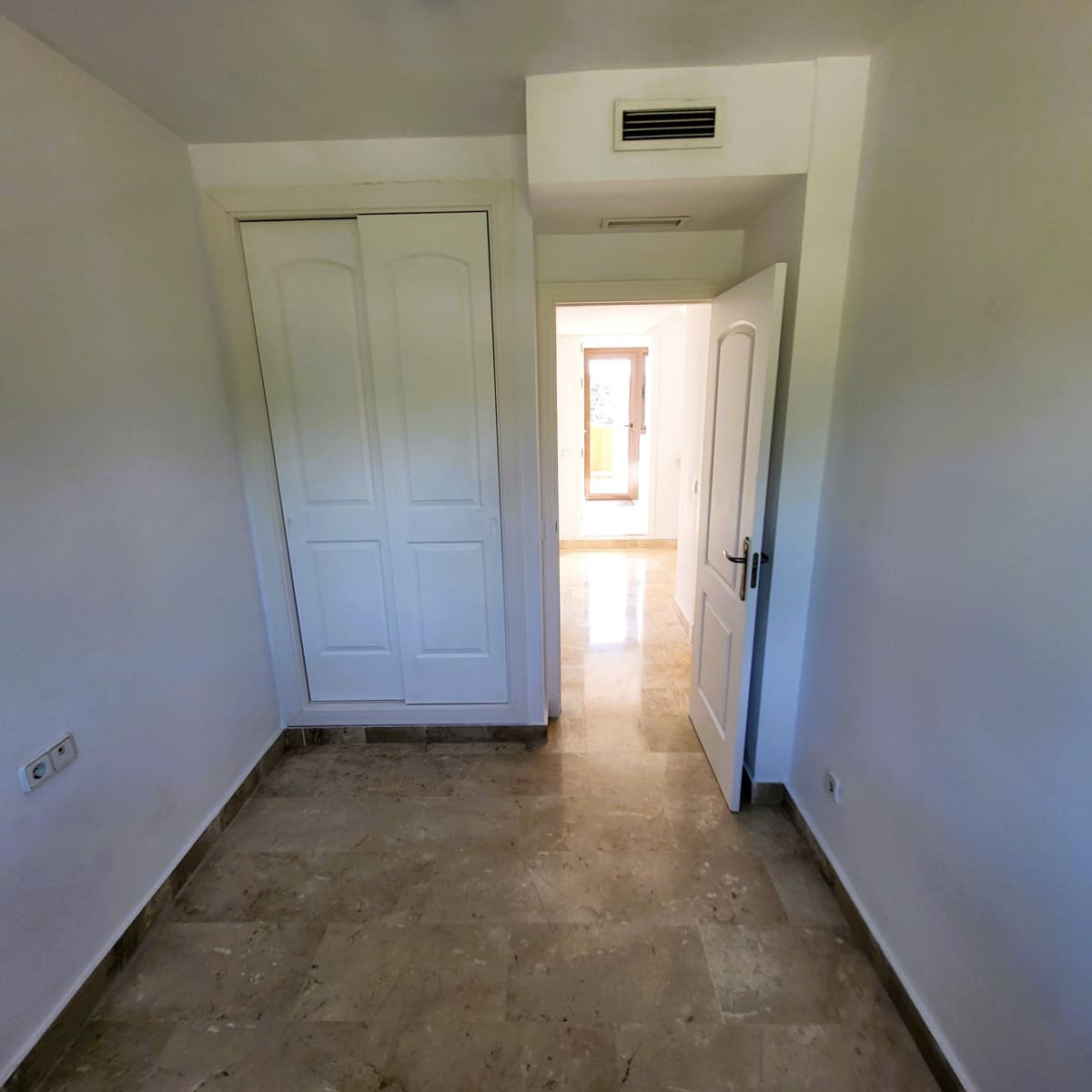 4 quarto Penthouse para venda em Estepona com piscina garagem - 455 000 € (Ref: 9863847)