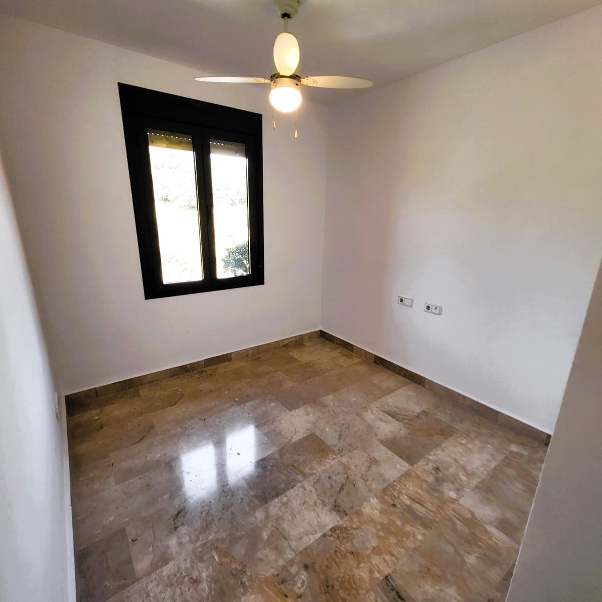 4 quarto Penthouse para venda em Estepona com piscina garagem - 455 000 € (Ref: 9863847)