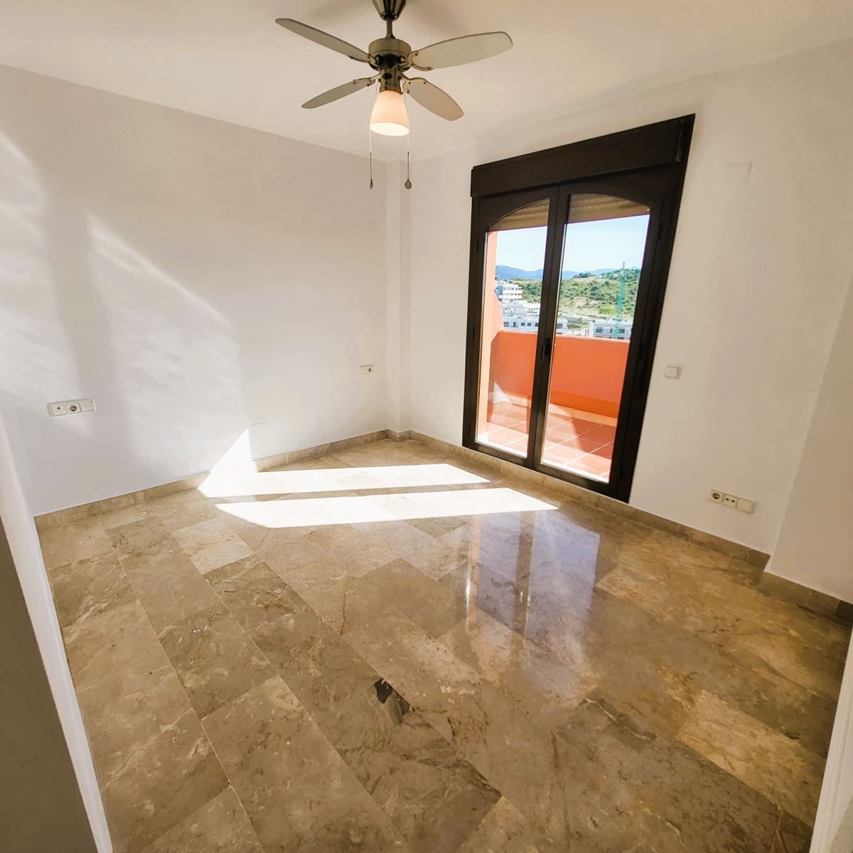 4 quarto Penthouse para venda em Estepona com piscina garagem - 455 000 € (Ref: 9863847)