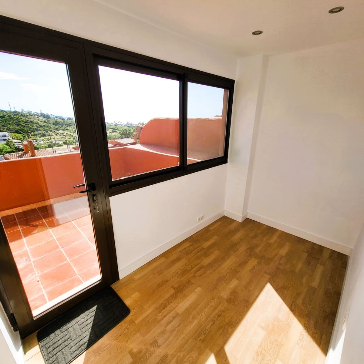 4 quarto Penthouse para venda em Estepona com piscina garagem - 455 000 € (Ref: 9863847)