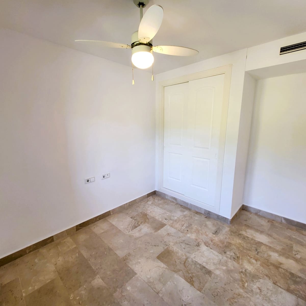 4 quarto Penthouse para venda em Estepona com piscina garagem - 455 000 € (Ref: 9863847)