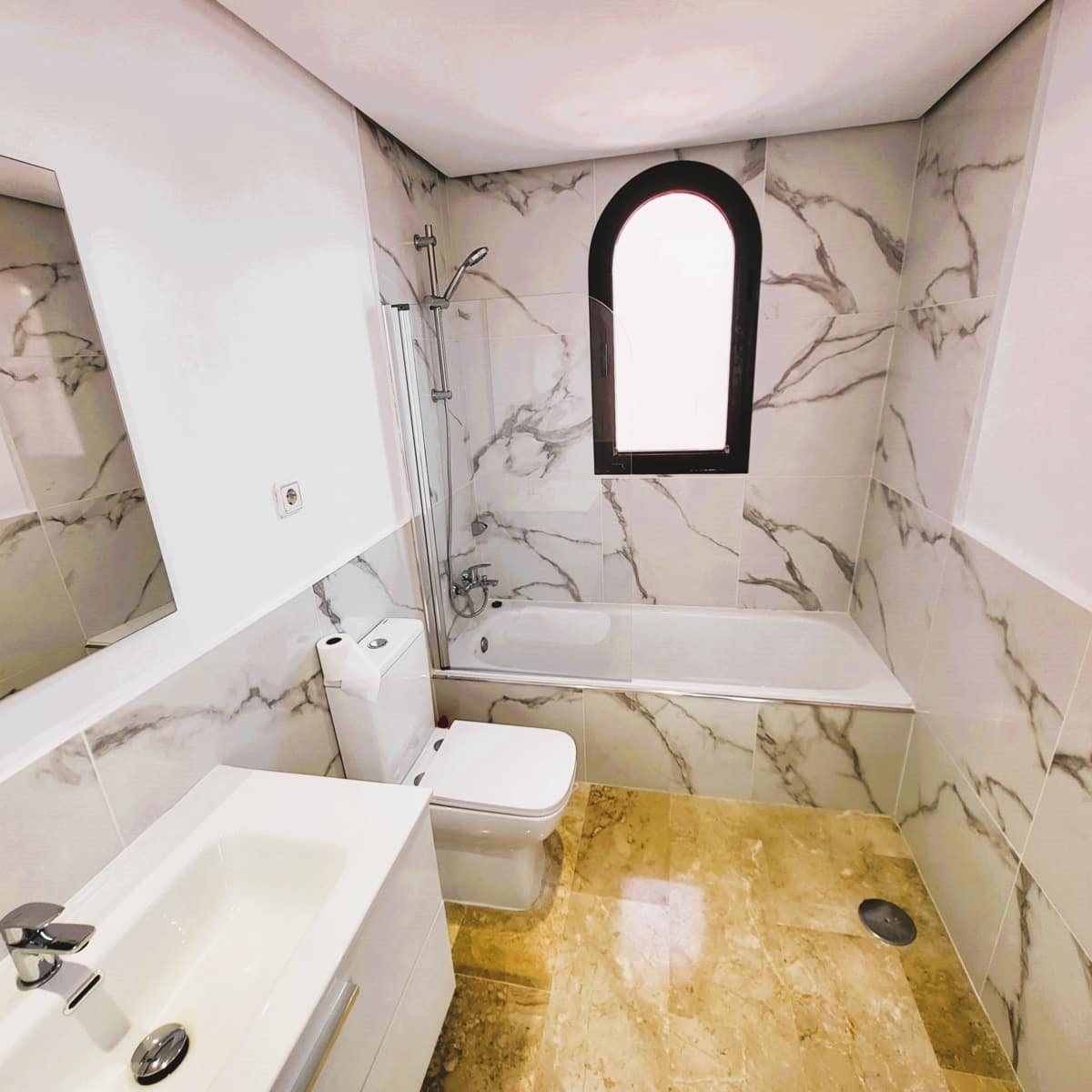 4 quarto Penthouse para venda em Estepona com piscina garagem - 455 000 € (Ref: 9863847)