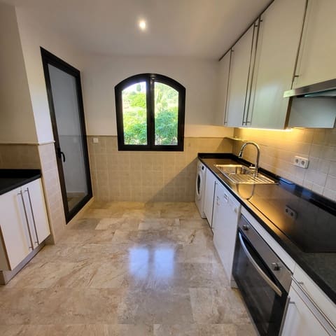 4 quarto Penthouse para venda em Estepona com piscina garagem - 455 000 € (Ref: 9863847)