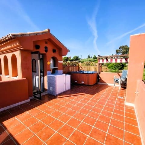 4 makuuhuone Kattohuoneisto myytävänä paikassa Estepona mukana uima-altaan 
autotalli - 424 990 € (Ref: 9863847)