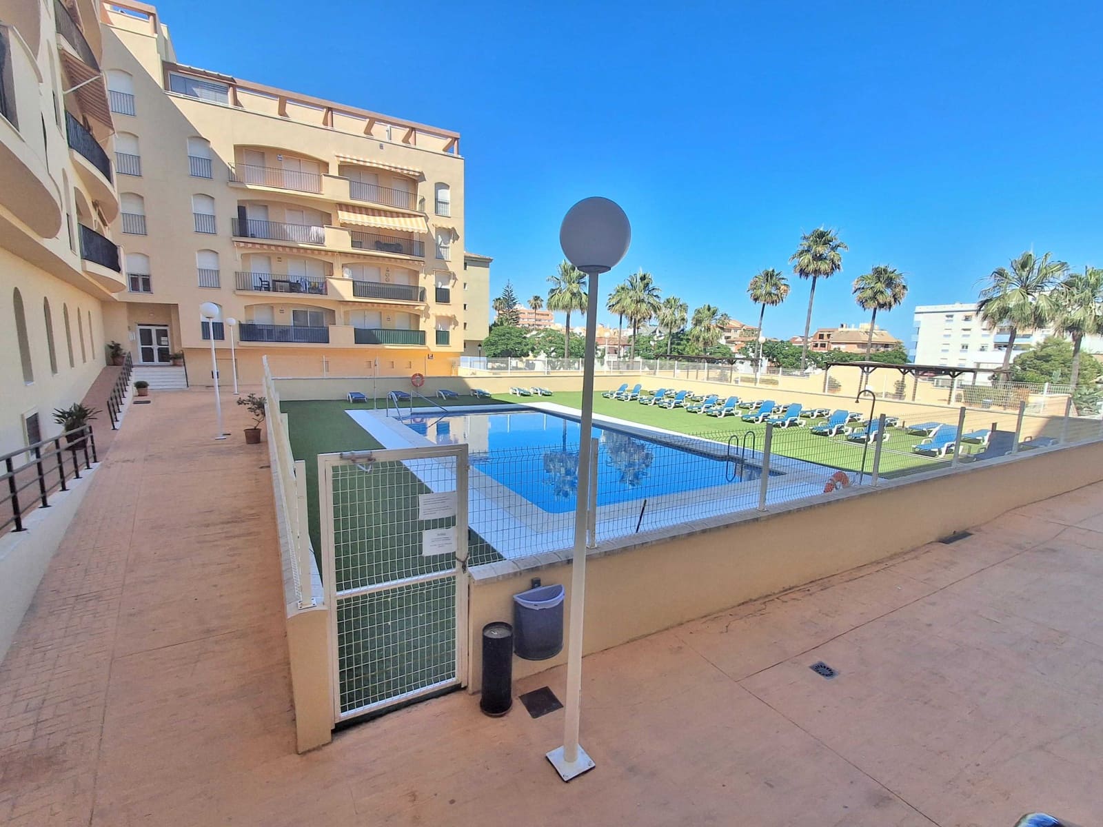 2 bedroom Flat for sale in San Luis de Sabinillas with pool - € 295,000 (Ref: 9877577)