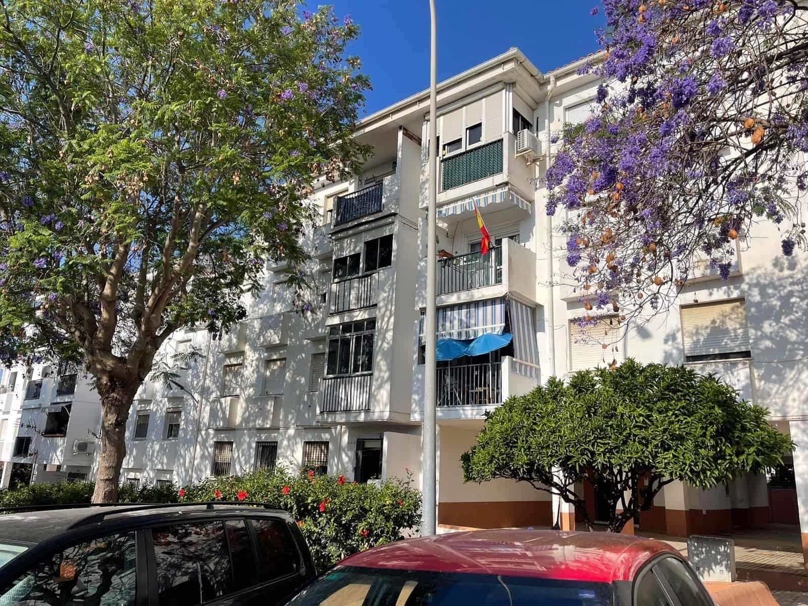 3 bedroom Apartment for sale in Estepona - € 275,000 (Ref: 9877888)