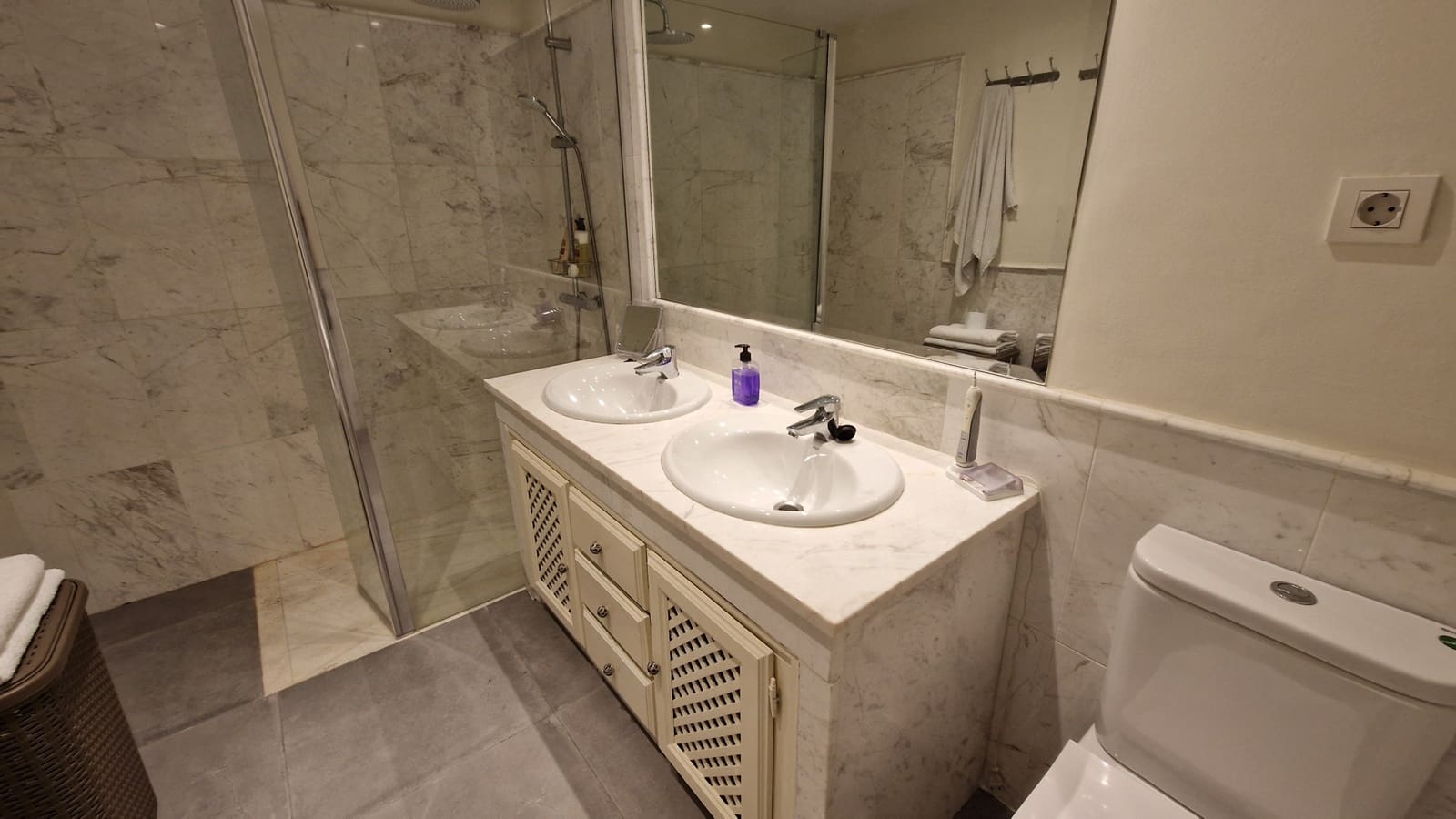 2 bedroom Apartment for sale in Estepona with pool - € 360,000 (Ref: 9880312)