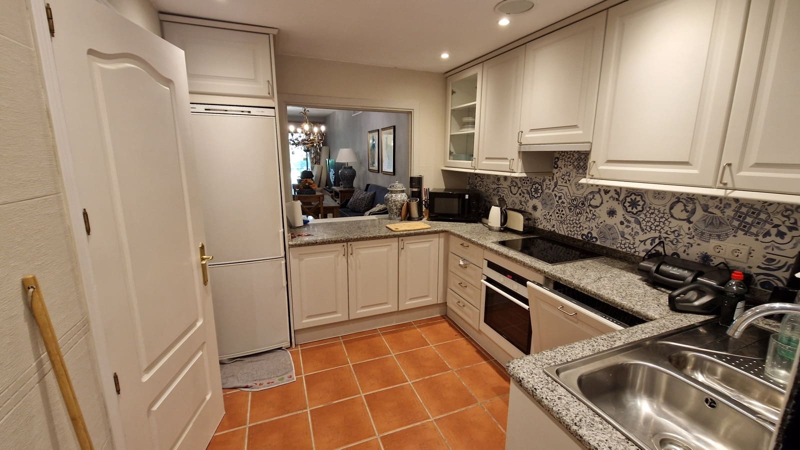 2 bedroom Apartment for sale in Estepona with pool - € 360,000 (Ref: 9880312)