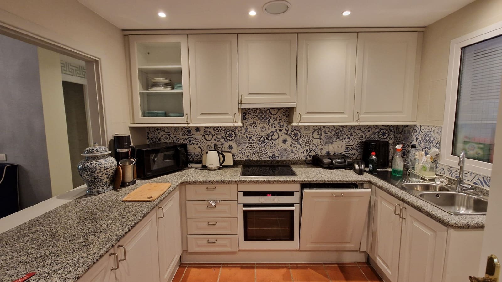 2 bedroom Apartment for sale in Estepona with pool - € 360,000 (Ref: 9880312)