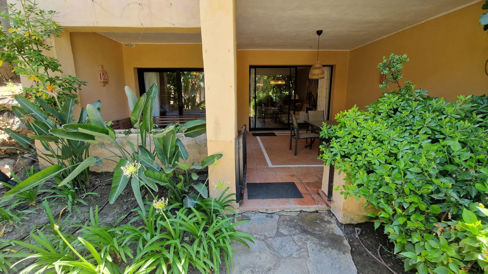2 bedroom Apartment for sale in Estepona with pool - € 360,000 (Ref: 9880312)