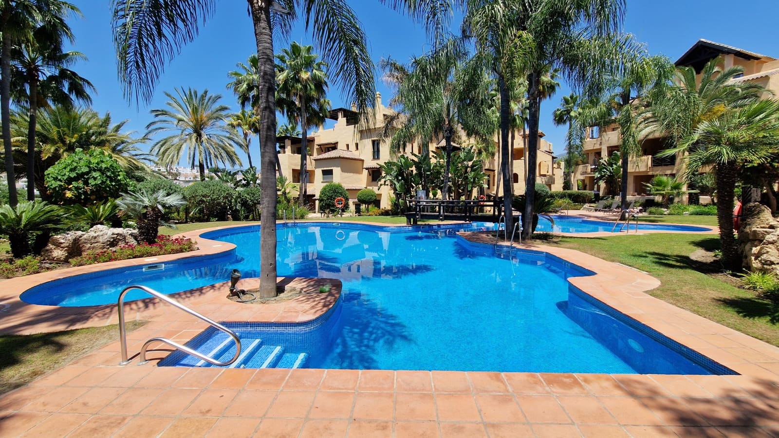 2 bedroom Apartment for sale in Estepona with pool - € 360,000 (Ref: 9880312)