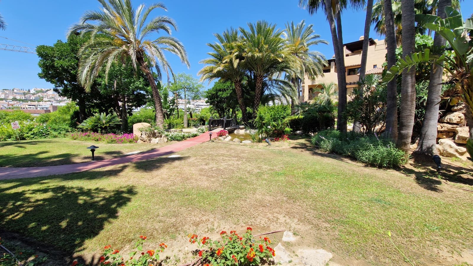 2 bedroom Apartment for sale in Estepona with pool - € 360,000 (Ref: 9880312)