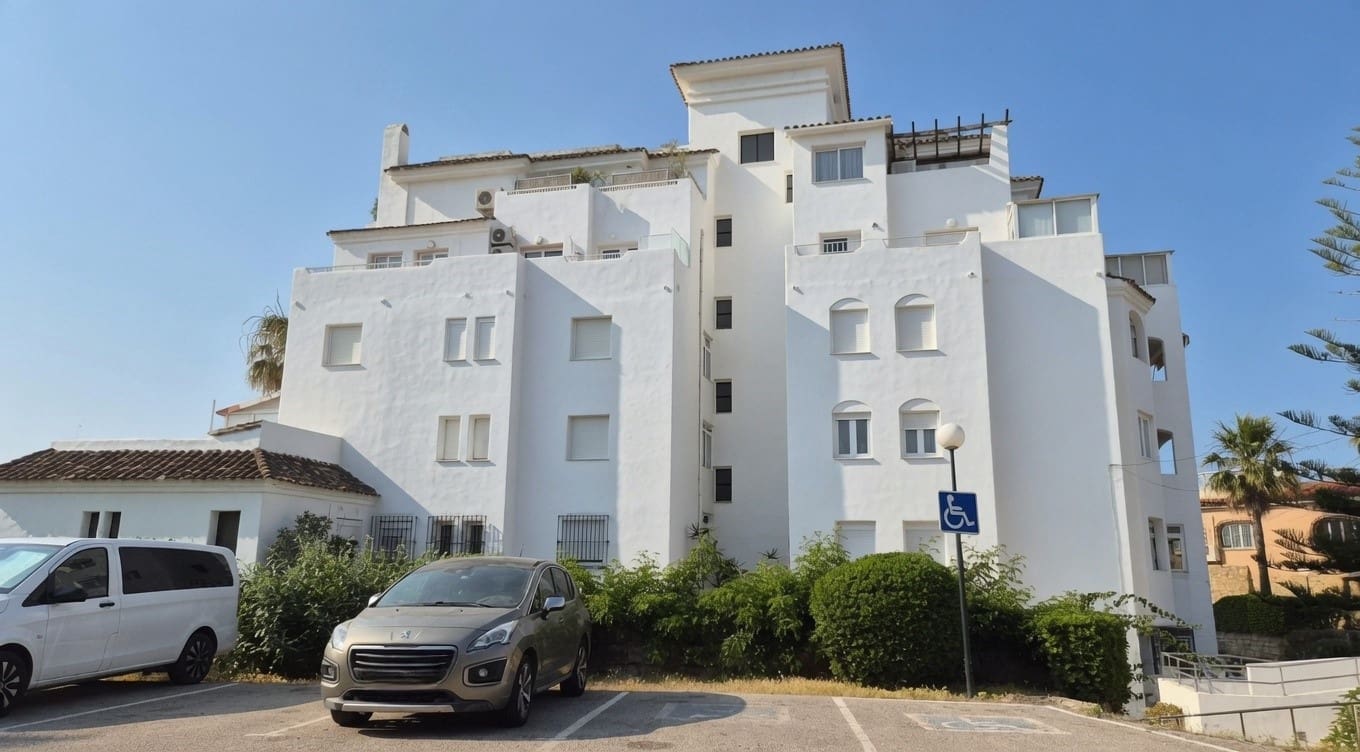 2 quarto Apartamento para venda em Estepona com piscina - 450 000 € (Ref: 9895184)