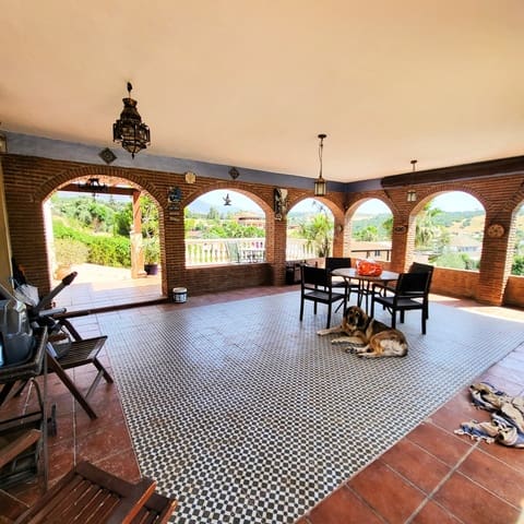 Chalet de 5 habitaciones en Estepona en venta con piscina - 1.260.000 € (Ref: 9921100)