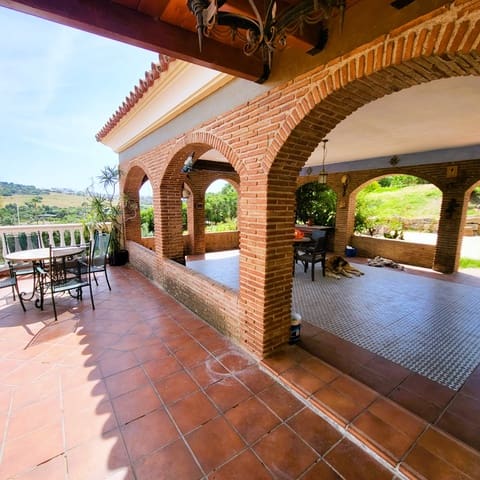 Chalet de 5 habitaciones en Estepona en venta con piscina - 1.260.000 € (Ref: 9921100)