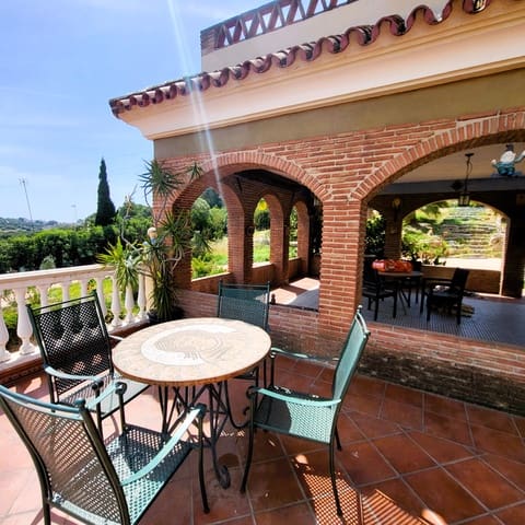 Chalet de 5 habitaciones en Estepona en venta con piscina - 1.260.000 € (Ref: 9921100)