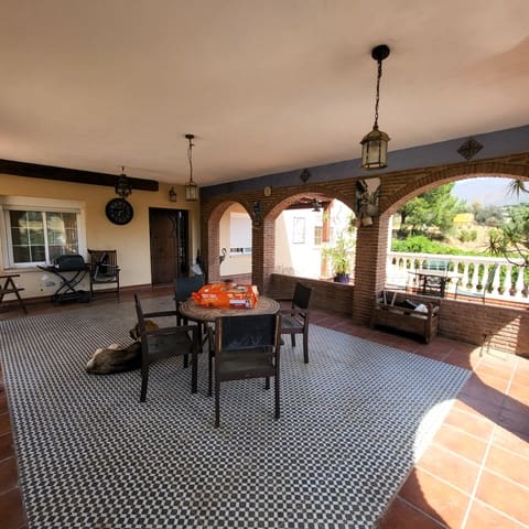 5 bedroom Villa for sale in Estepona with pool - € 1,260,000 (Ref: 9921100)