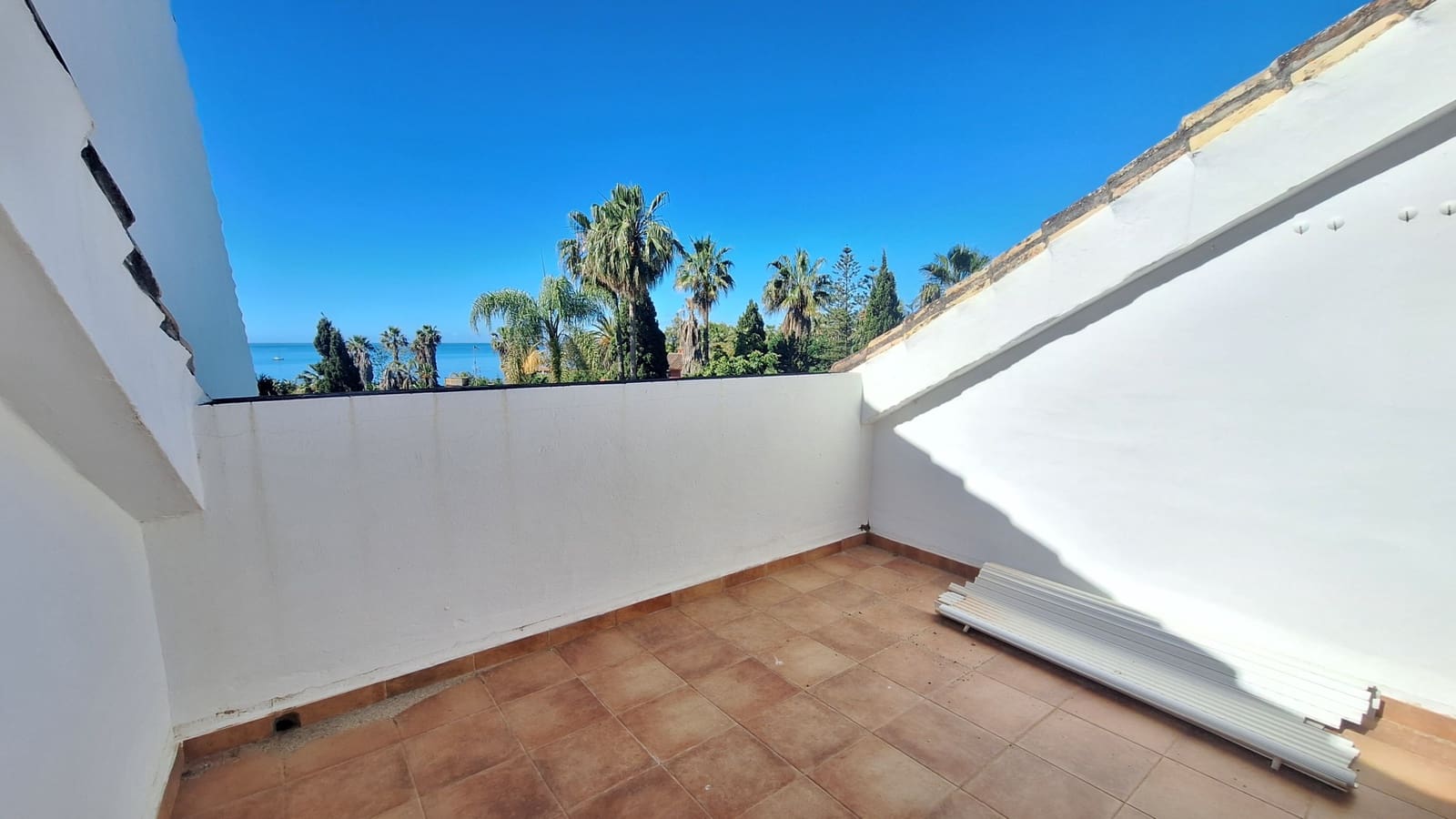 4 bedroom Townhouse for sale in Estepona with pool garage - € 680,000 (Ref: 9921508)