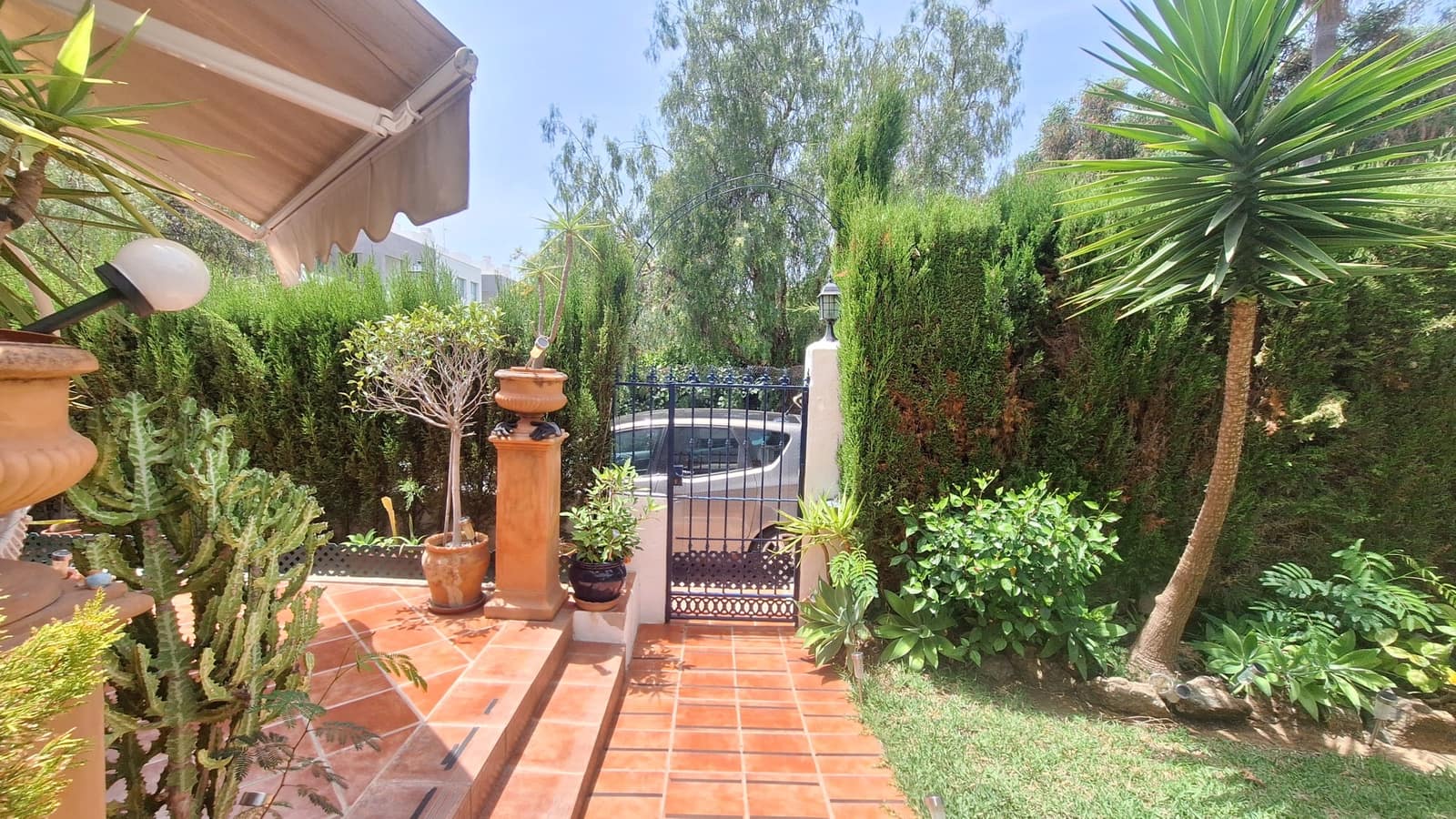 3 bedroom Townhouse for sale in Bel-Air with pool garage - € 550,000 (Ref: 9932408)