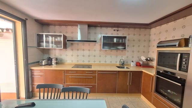 6 bedroom Townhouse for sale in Estepona with garage - € 685,000 (Ref: 9981652)