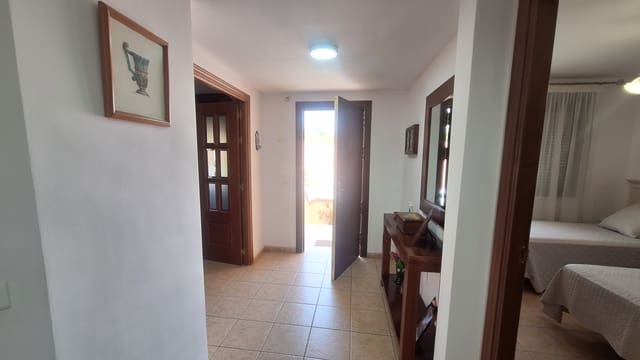 6 bedroom Townhouse for sale in Estepona with garage - € 685,000 (Ref: 9981652)